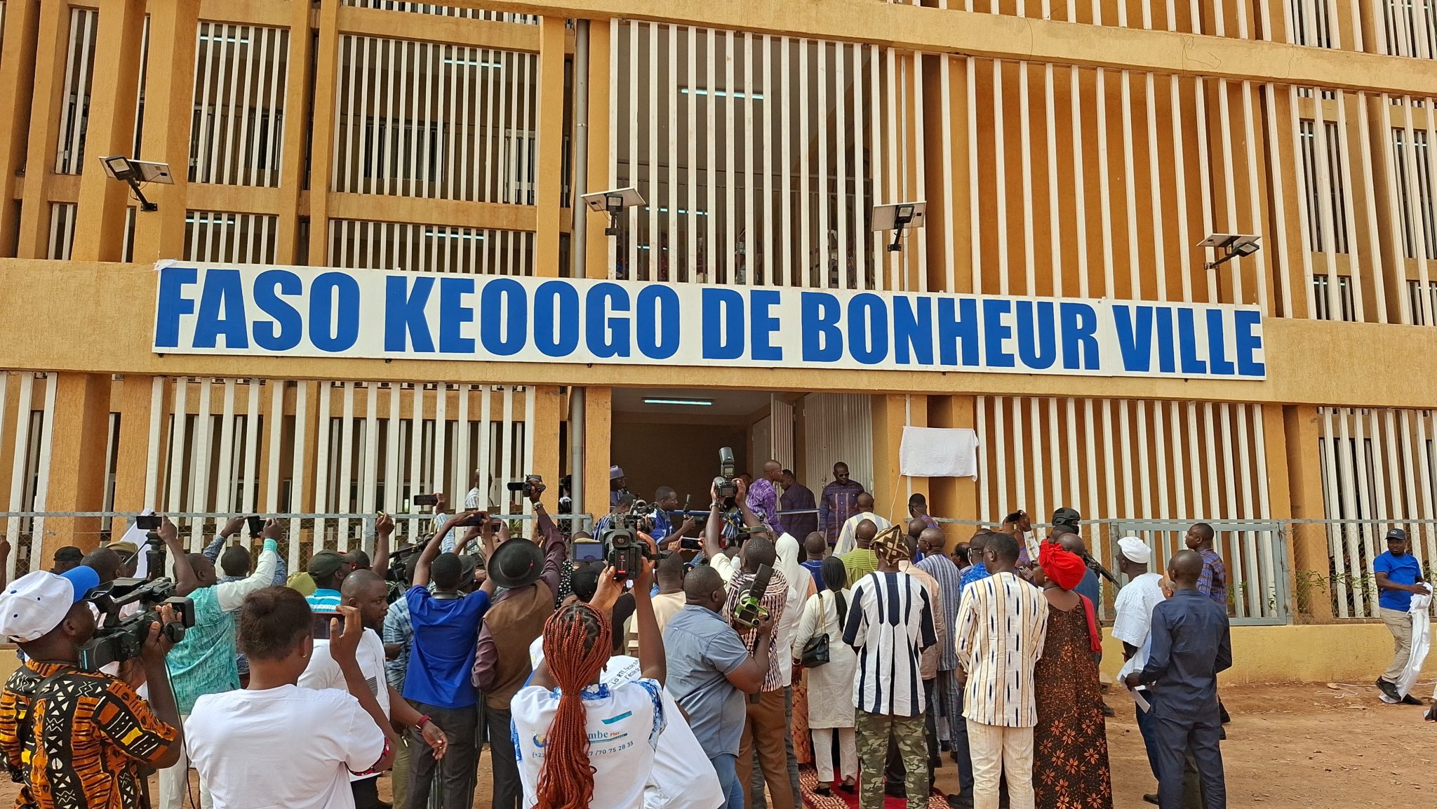 Le Premier ministre, Rimtalba Jean Emmanuel Ouédraogo, lors de l'inauguration du complexe scolaire R+3 « KEOOGO de Bonheur-Ville », ce lundi 12 octobre 2026 à Ouagadougou
