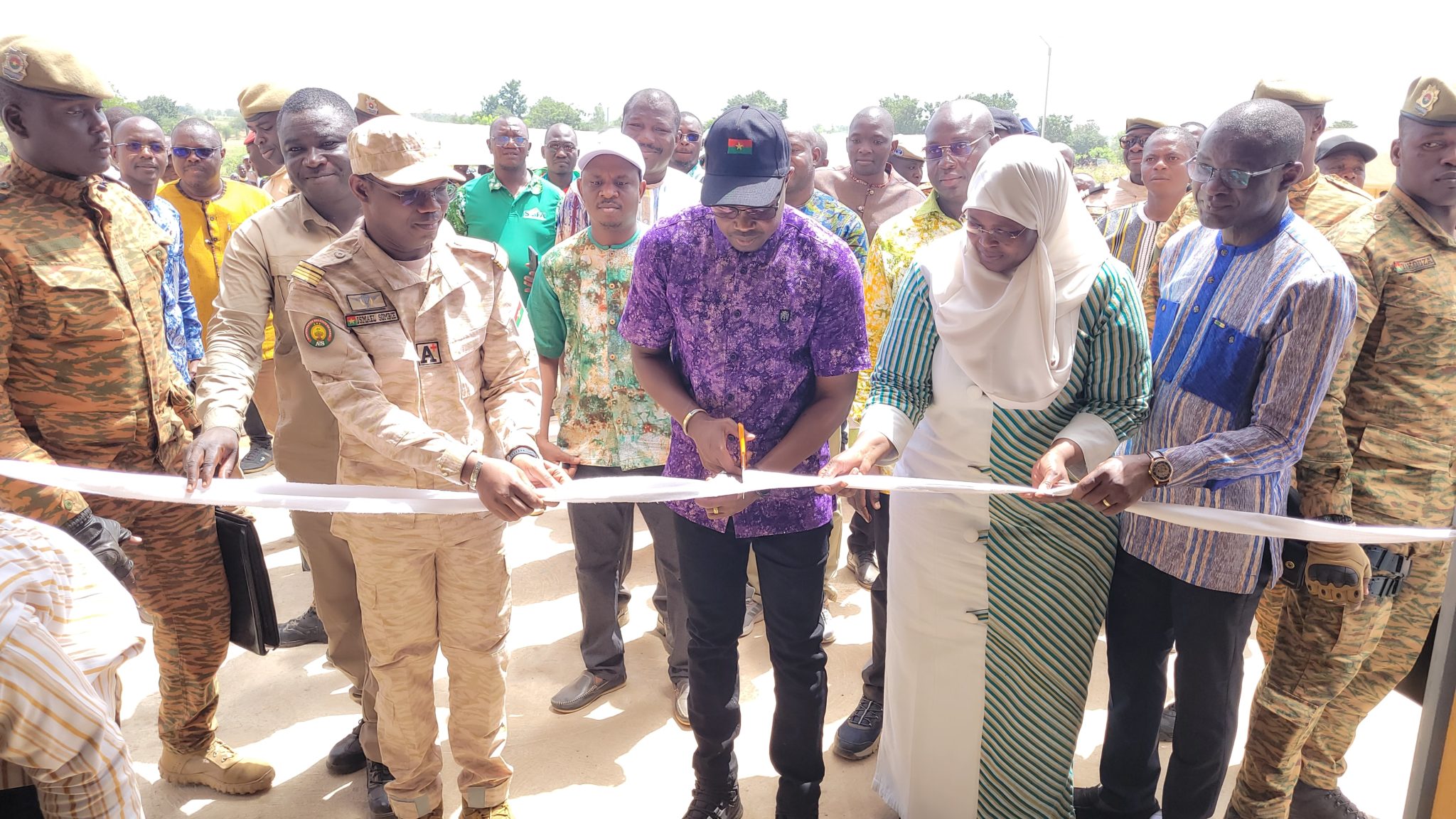 Le Premier ministre Rimtalba Jean Emmanuel Ouédraogo coupe le ruban inaugural de la nouvelle rizerie publique de Bagré.