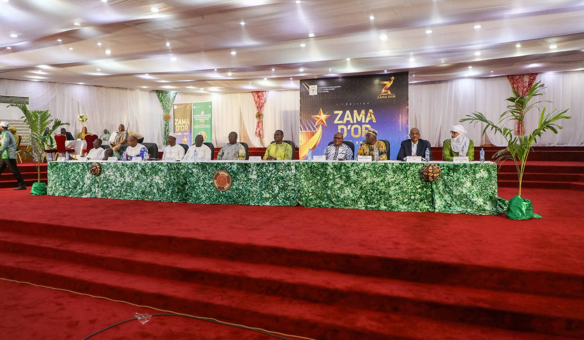 Le ministre Pingdwendé Gilbert Ouédraogo et les autorités gouvernementales lors de la cérémonie d’ouverture de la 1re édition des ZAMA D’OR à Ouaga 2000.