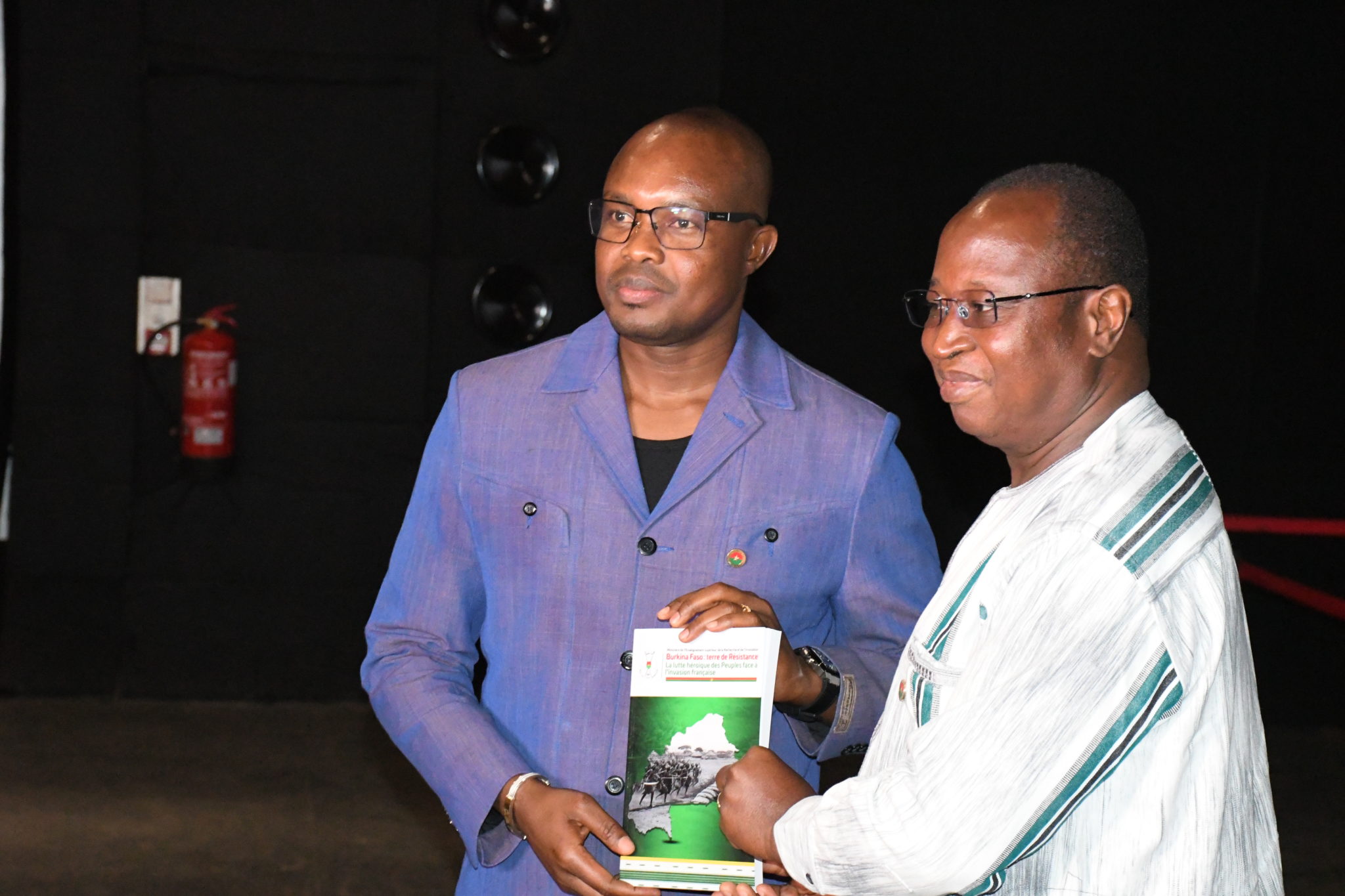 Remise d'un exemplaire de l'ouvrage collectif au Premier ministre, Rimtalba Jean Emmanuel Ouédraogo, lors de la cérémonie de dédicace