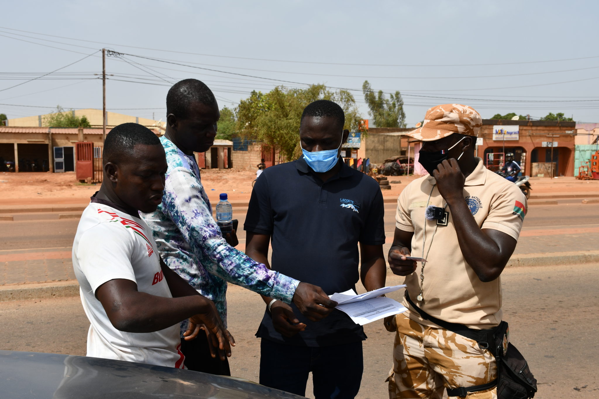 Contrôle des plaques d'immatriculation par la DGTTM et les FDS à Ouagadougou.