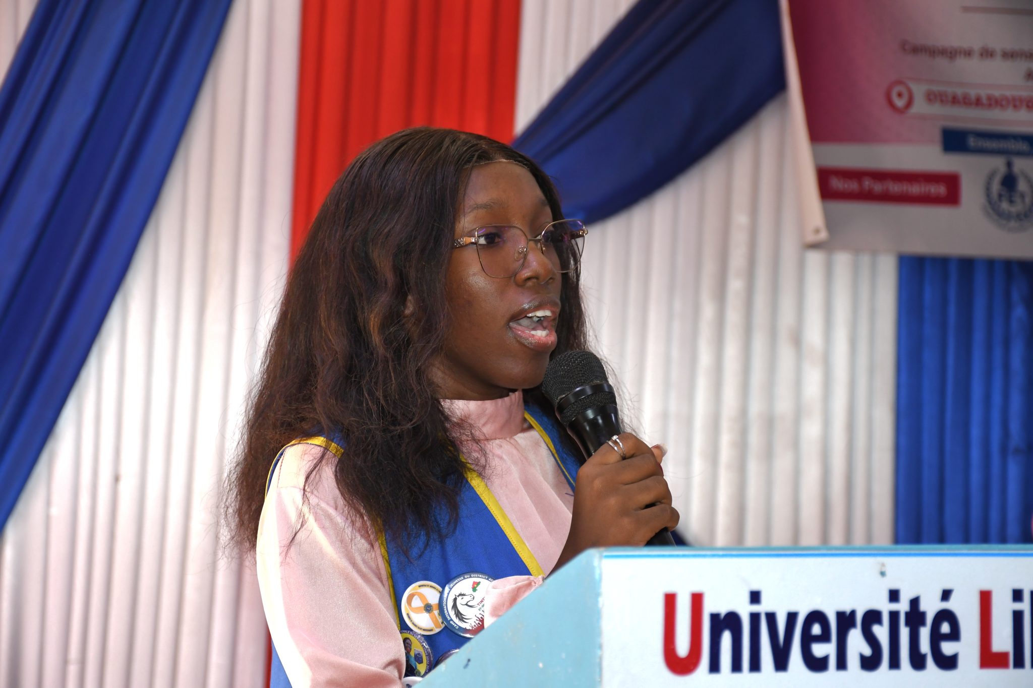 Go Haoua Naïma, présidente du Leo Club Ouagadougou Zénith, lors du lancement de la campagne « On SEIN’plique »