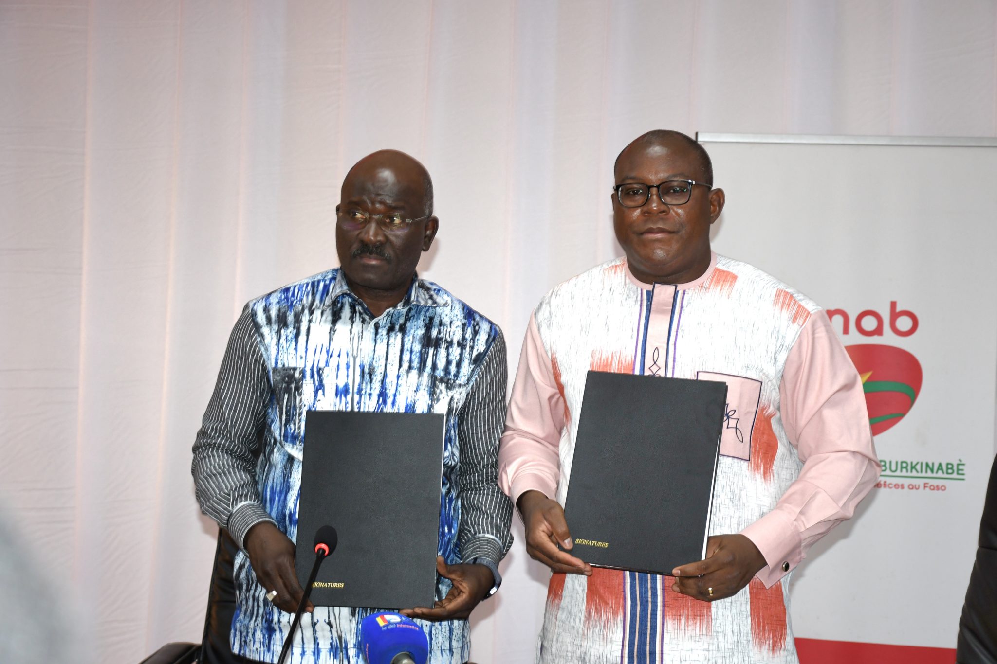 Ibrahim Ben Harouna Zarani (LONAB) et Oumarou Éric Bassolé (SIAO) scellent leur partenariat pour la 18e édition du salon.