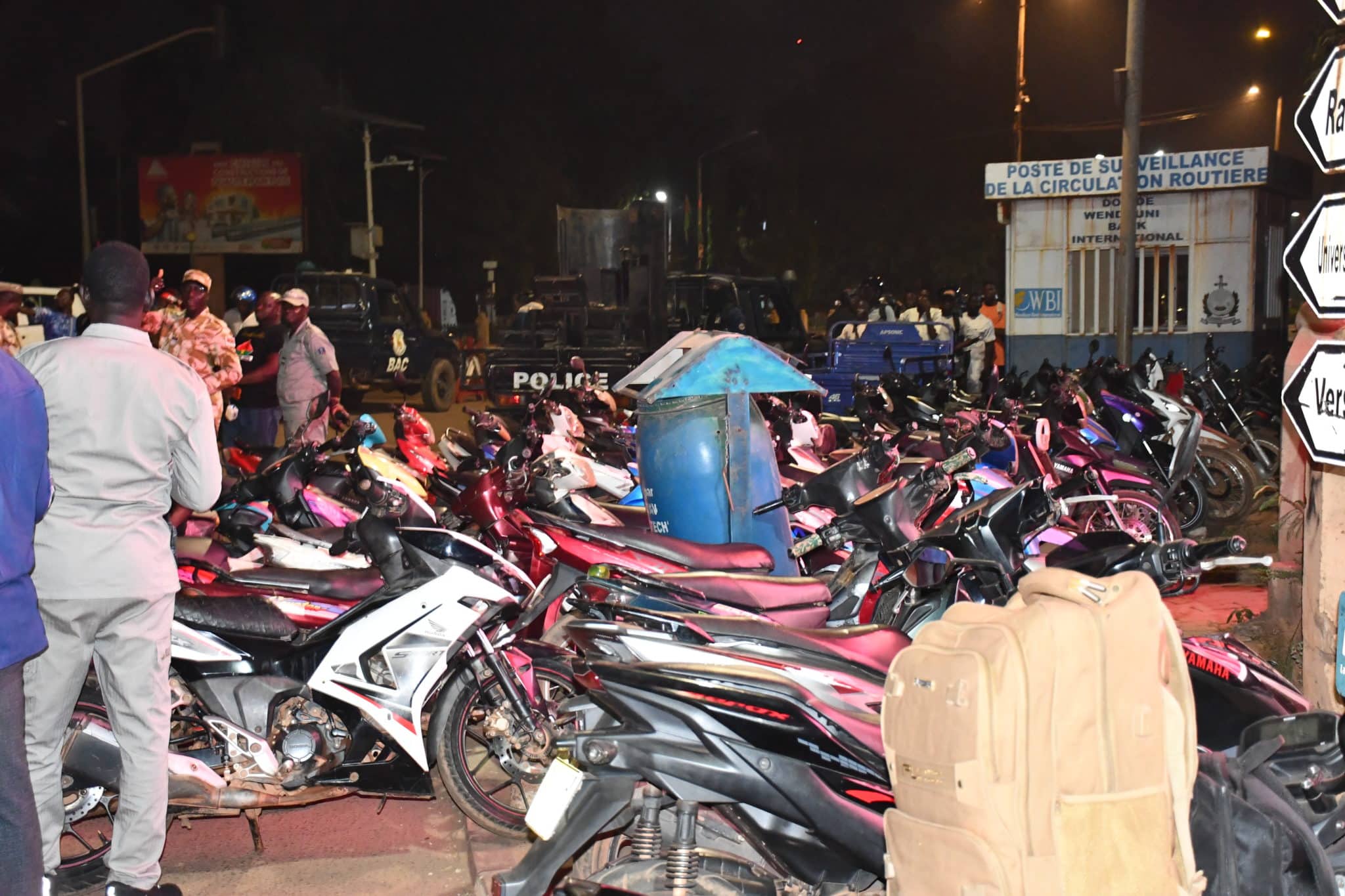 Des centaines de motos immobilisées sur un carrefour de Ouagadougou lors des contrôles nocturnes de la police