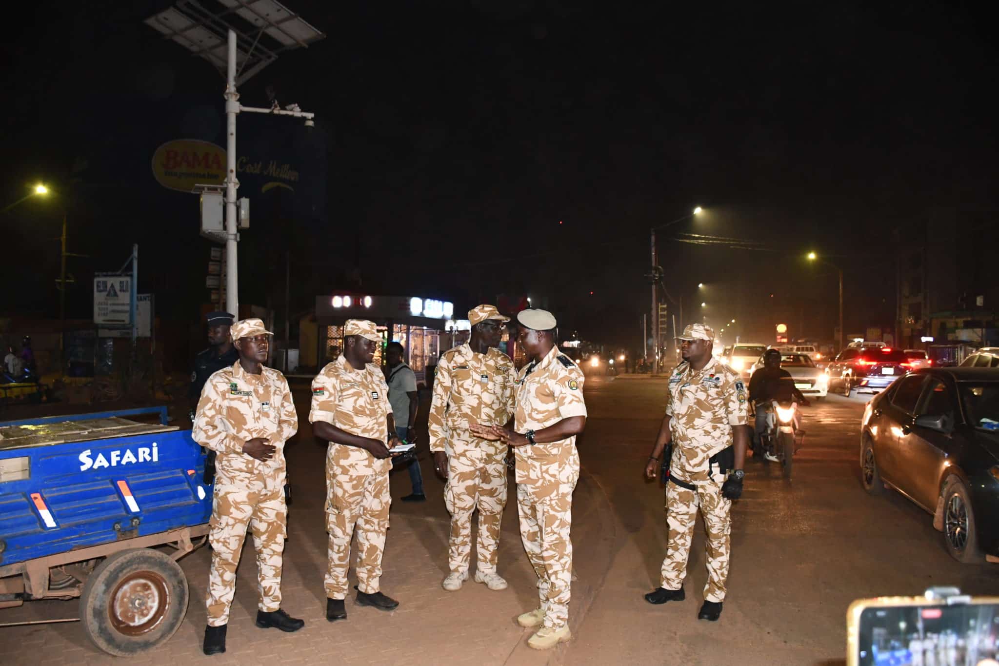 e Directeur régional de la police du Kadiogo, Aguima Abdoulaziz Yonli, supervisant les opérations de contrôle du port du casque dans la soirée du 23 octobre 2026