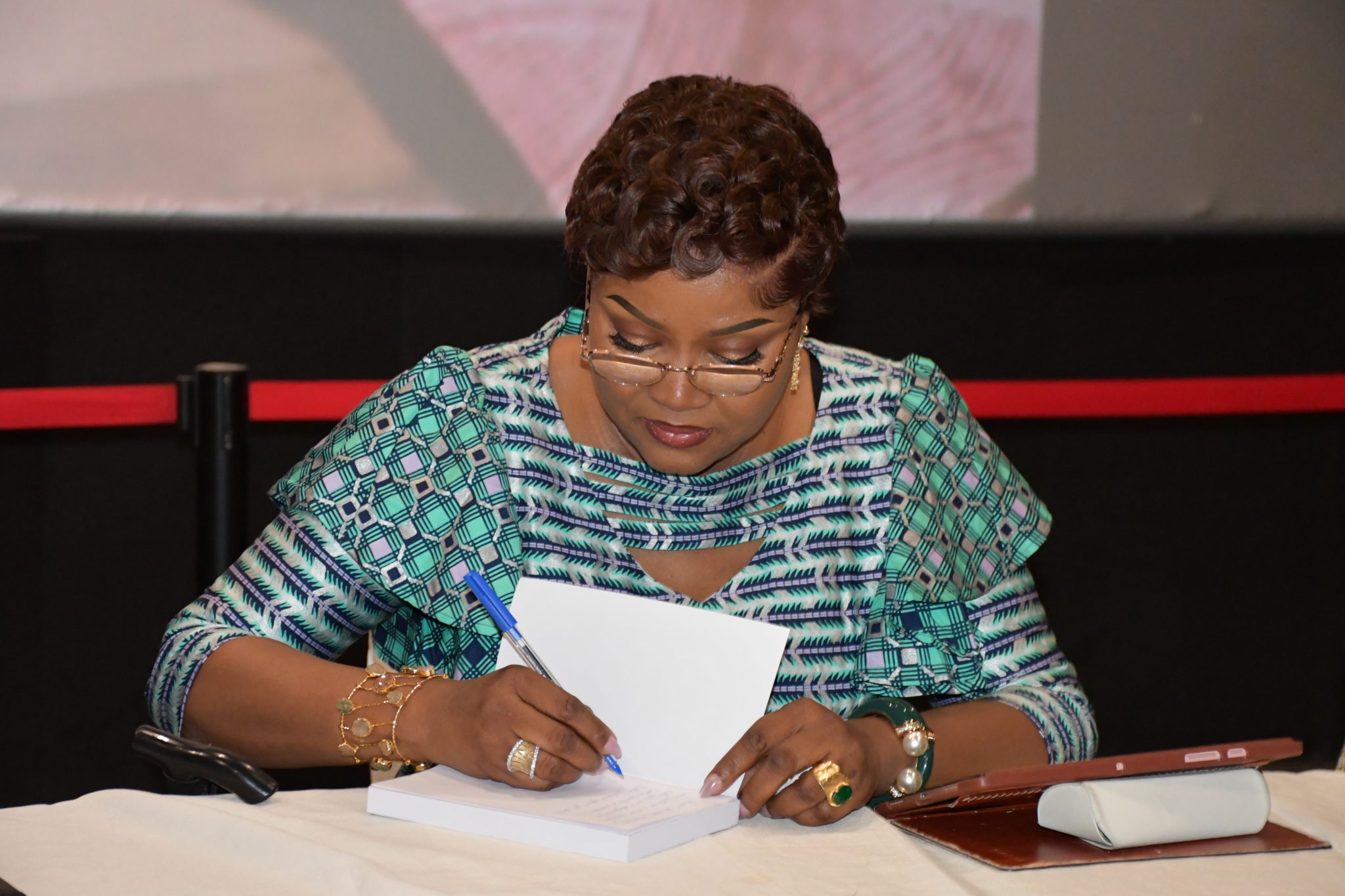 Vanessa Touré lors de la dédicace de son œuvre à Ouagadougou.