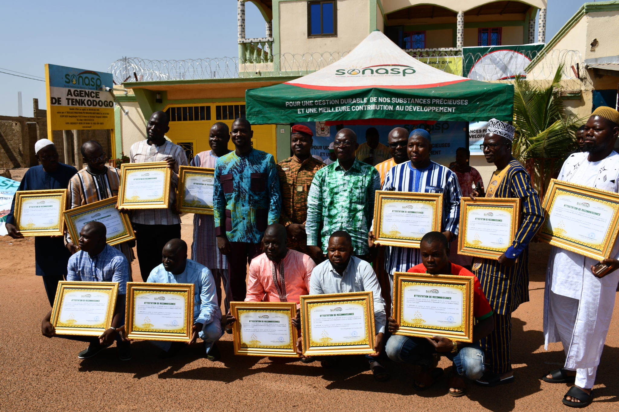 Remise d'attestations de reconnaissance aux meilleurs vendeurs des guichets de la SONASP