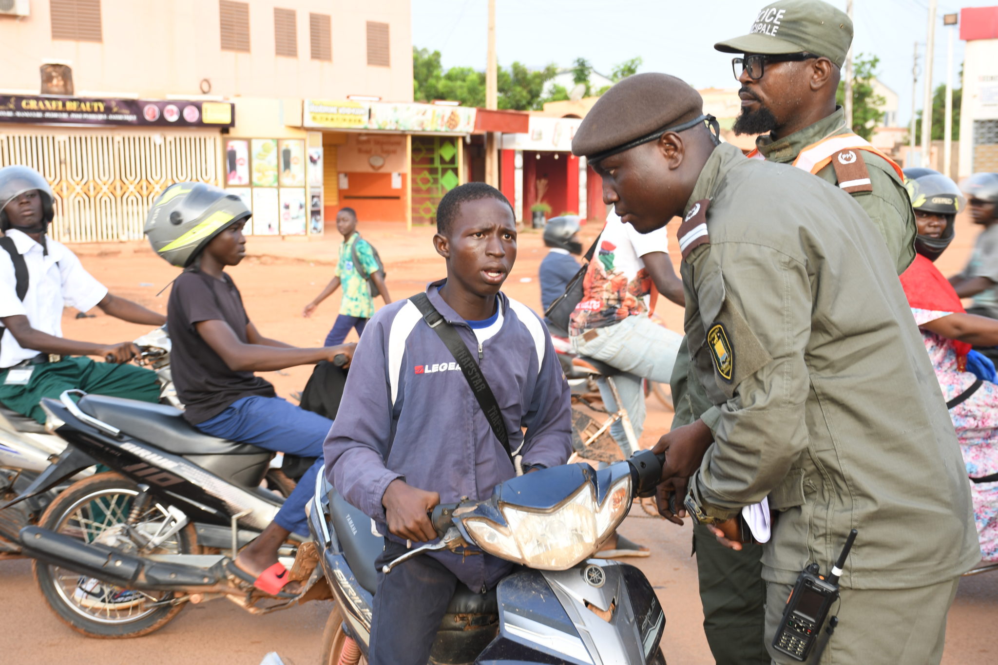 Le contrôleur de police Mohamed Koffi Ayechewou sur le terrain
