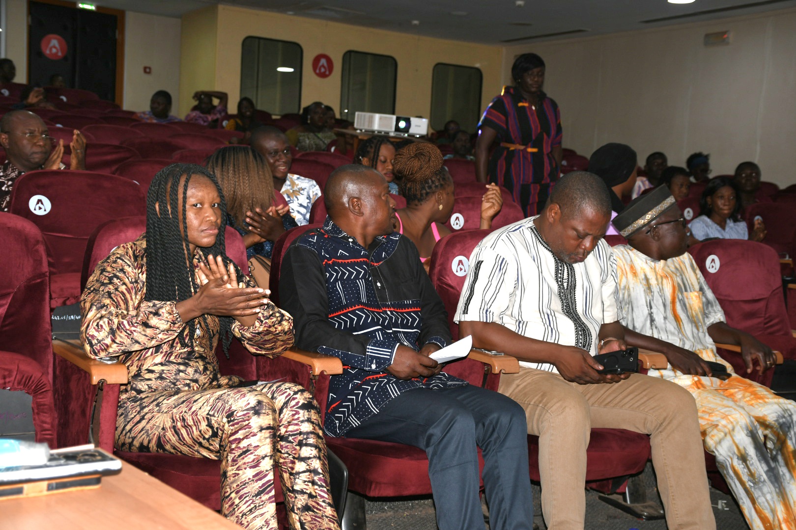 Kandolo Annick Rachel (vice-présidente) et Abraham Bayili (président) lors de la proclamation du Prix de la critique de l’ASCRIC-B