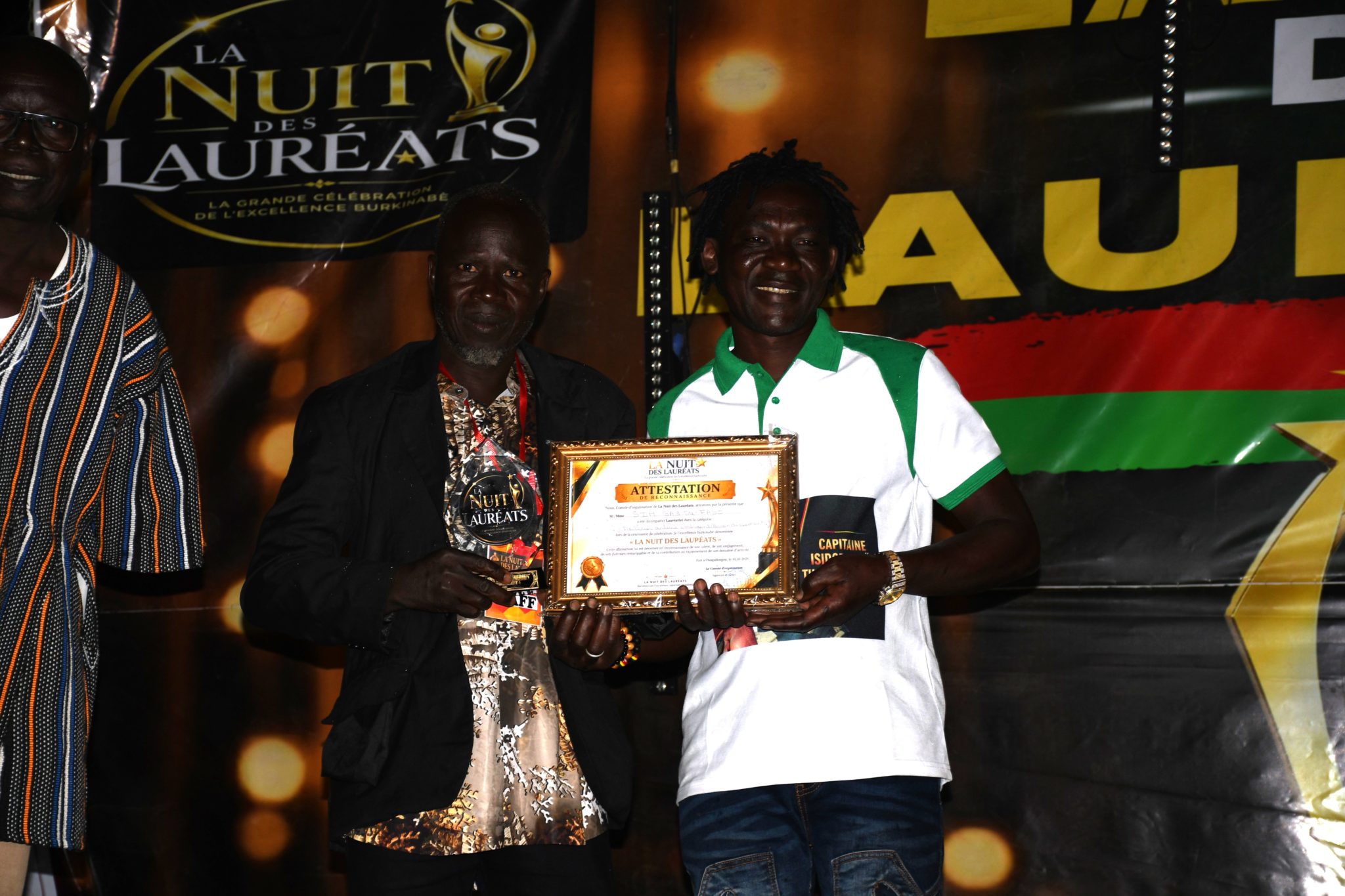 im Saï du Faso arborant son trophée de reconnaissance lors de « La Nuit des Lauréats » à Ouagadougou.