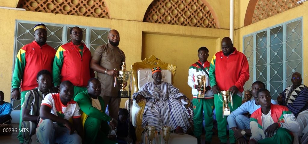Sport équestre : Les Étalons présentent leurs trophées au Mogho Naaba Baongo