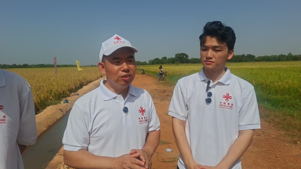 Le chef de la Mission technique agricole chinoise présentant les caractéristiques du riz hybride à Boulbi.