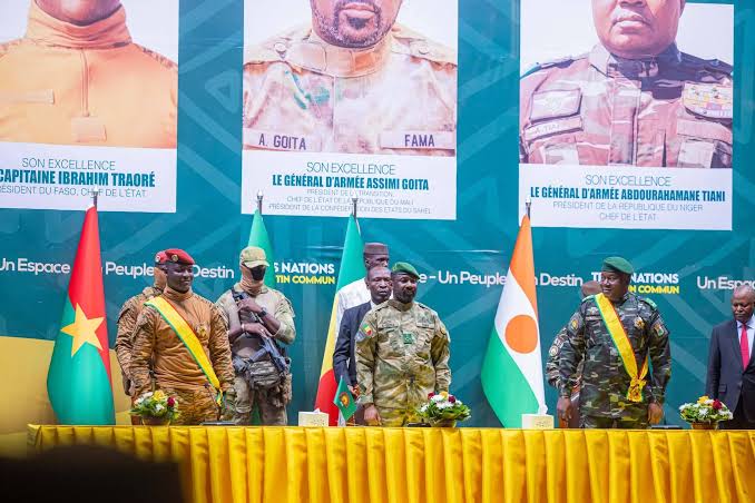 Les trois Présidents de l'Alliance des États du Sahel (AES)