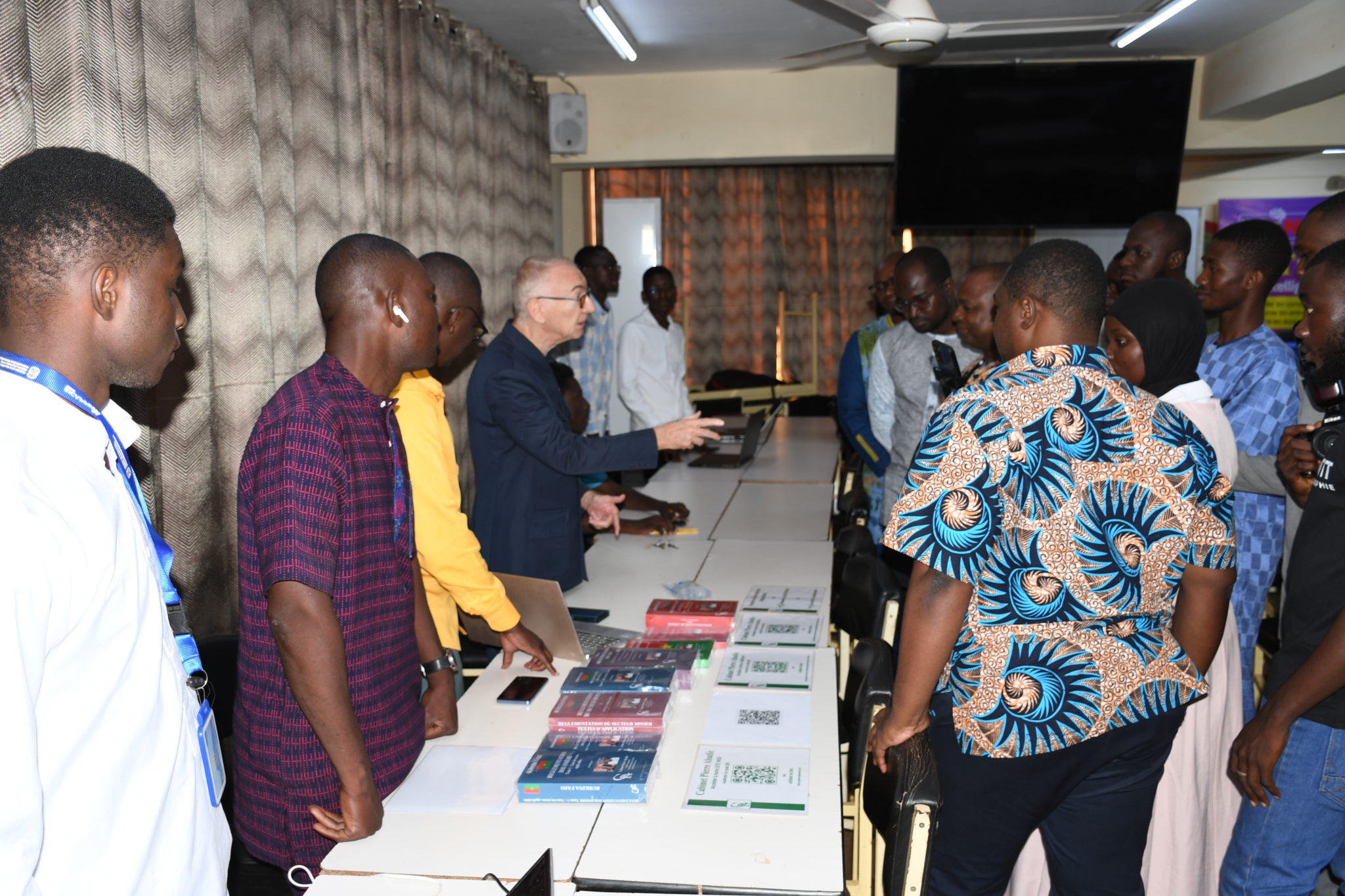 Visite des stands et des solutions innovantes par les officiels à l'issue de la cérémonie d'ouverture au CERPAMAD.